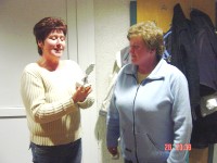 Der Wanderpokal wechselt die Besitzerin: Kerstin (2004) &uuml;bergibt Edeltraut den Wanderpokal f&uuml;r ein Jahr! Herzlichen Gl&uuml;ckwunsch