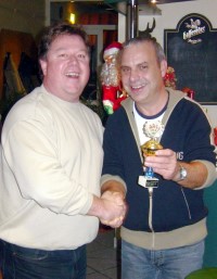 Die Pokal&uuml;bergabe 2005: Andreas erh&auml;lt den Wanderpokal vom Vereinsvorsitzenden