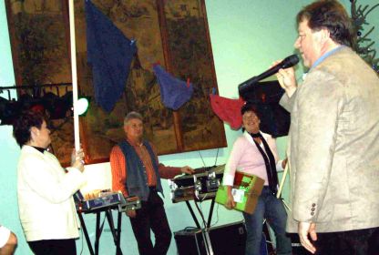 Erstmalig: Die W&auml;scheleine mit den vergessenen Schl&uuml;pfer, Hemden, Str&uuml;mpfe! Doch wer meldet sich?