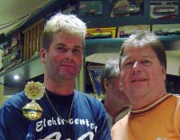 Nils Haug erh&auml;lt vom Vorsitzenden Rainer Z&uuml;hlke den Siegerpokal 2006