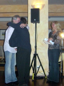 Gerd Schr&ouml;der(links) erh&auml;lt den VfB Ehrenpreis 2006