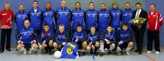 &Uuml;bergabe der Regenjacken durch St.Meisner (ASM Skoda)