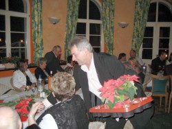 Gerd Schr&ouml;der bedankt sich bei allen Frauen mit einem Weihnachtsstern