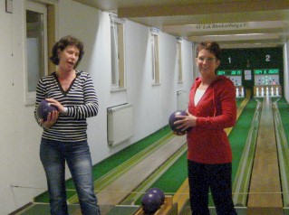 Annegret & B&auml;rbel vorm ihren W&uuml;rfen