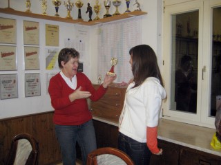 Sabine &uuml;bergibt den gesponserten Siegerpokal 2008 an Evi