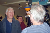 Der Sieger hat gut Lachen! Gl&uuml;ckwunsch