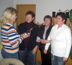 Siegerehrung:&nbsp;Monika reicht den Wanderpokal weiter