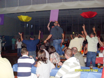 "jeder feuert Jeden an!"