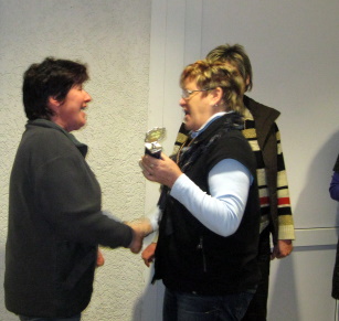 Die Titelverteidigerin Sabine gratuliert den neuen Siegerin Kerstin