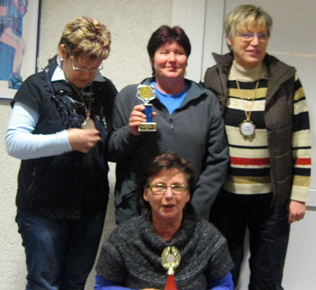 v.l. Sabine, Kerstin, Helgard mit Evi als Loserin