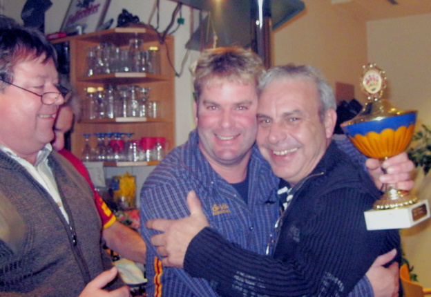 Nils, Bild mitte, erh&auml;lt die Gratulation vom Titelverteidiger Andreas (r.B.