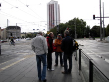 Warten auf die Bahm Richting Altes Messegel&auml;nde