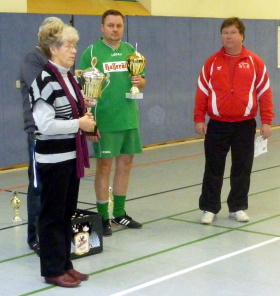 Der Wanderpokal wird von Elke &uuml;bergeben