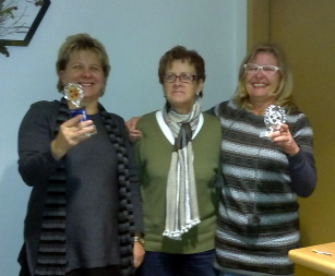 Sabine, mitte&uuml;bergibt die Siegerpokae