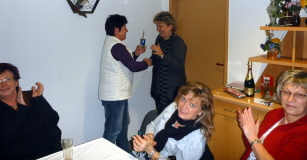 Titelverteidigerin &uuml;bereicht den Mesiterpokal 2011 an Jutta