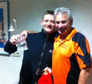 Mario erh&auml;lt den "Loserpreis" 2011