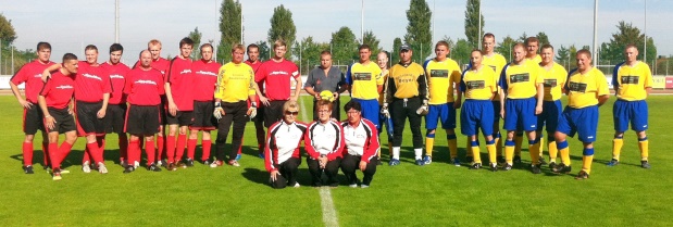 Spielball&uuml;bergabe: Kerstin, Sabine, Karien und VfB `67 Blankenburg - TSV Langeln II mitdem Schiedsrichter Keischke