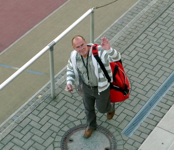 Lucky geeht guter Laune zum Spiel