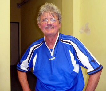 Rudi stellt sich den Fotographen,er erzielte sein Tor..., auch wenn es im eigenen Netz war!