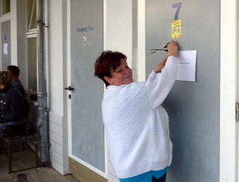 Carmen zeigt wer morgen sich hier umziehen darf 