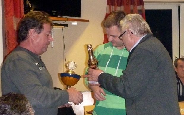 Pokal&uuml;bergabe an Lars von Rolf und Rainer