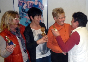 &Uuml;bungsleiterin Kerstin &uuml;berreichten die Pokale