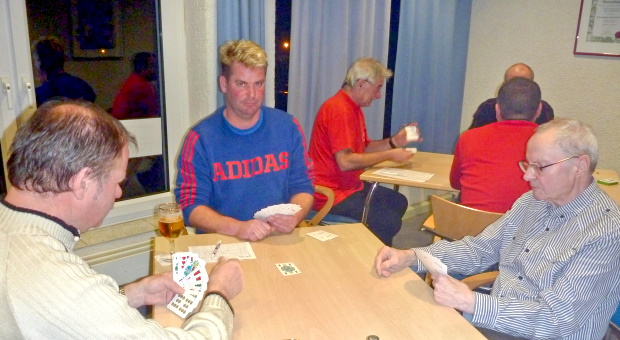 Nils (Miite) mit insgesamt 4 Titel erfolgsreichster VfB Skatspieler mit unserem Bubi (rechts), der "Erfinder" der VfB Skatrunde