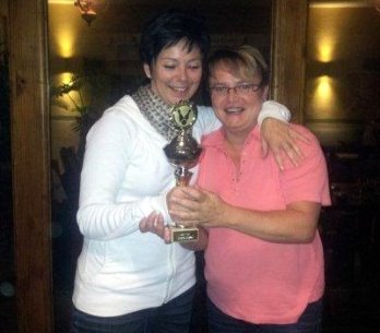 Die Siegerin, Ivonne gratuliert der neue Siegerin, Angelika