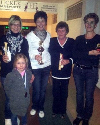 Sabine (r.) die "Kegelloserin" 2012 neben dem Podium und Mailin als J&uuml;ngste