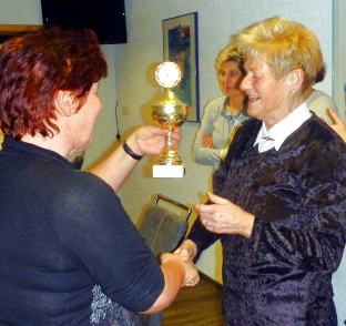 Kerstin &uuml;bergibt an Karin den Platz1