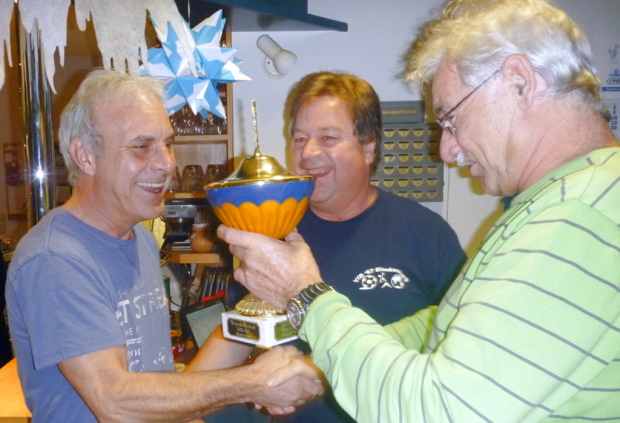 Pokal&uuml;bergabe an Andreas von Gerdund Rainer