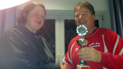 Anja&uuml;bernimmt den Pokal f&uuml;r Platz 2