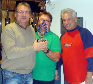 Olaf, links erh&auml;lt den begehrten Loserpreis