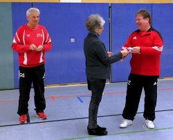 Frau Borchert &uuml;berreichte Rainer Z&uuml;hlke eine Spende