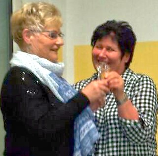 Karin leider auf den "Loserplatz", aber mit einem Pokal