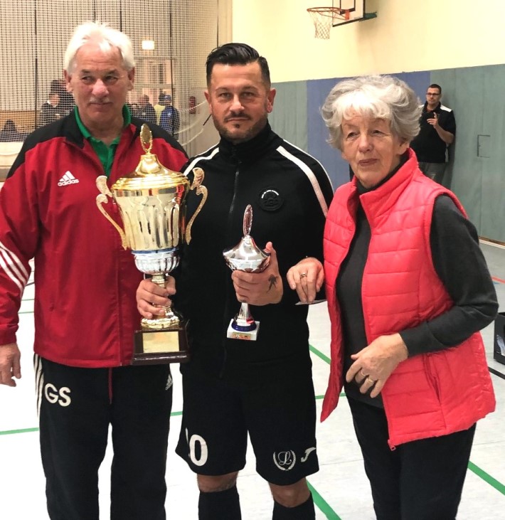 Pokal&uuml;bergabe an &bdquo;Die Lejenden&ldquo;, v.l. Gerhard Schr&ouml;der (Turnierleiter), Andreas Metge, Frau E. Borchert (Bild R. Z&uuml;hlke, Vors. VfB `67)