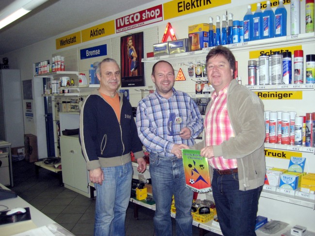 &Uuml;bergabe des Ehrenauszeichnung - Andreas Fichtner, Mannschaftsleiter und Mitarbeiter im Autocenter, Herr Sigmar Schink, Gesch&auml;ftsf&uuml;hrer ACB und Rainer Z&uuml;hlke, Vorsitzender des VfB `67 Blankenburg