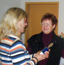 Rommee 2009: Siegerehrung - Sabine erh&ouml;lt den Pokal