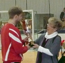 Elke Borchert&uuml;bergibt den Wanderpokal an unser Team