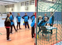 Frauen in der Aufbauprobe bein "Pusten"