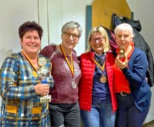 Kerstin, Helgard, Monika und Christina mit dem "Loserpokal" (vl.)