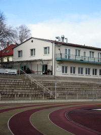 Moderne Laufbahn mit dem Blick auf das Sporthotel