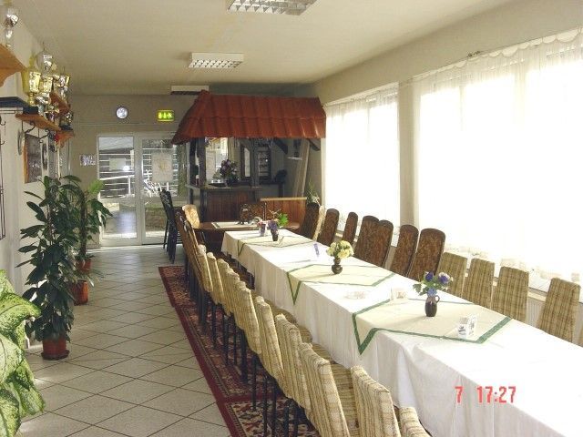 "Pokalraum" f&uuml;r Gast- und Beratungsraum