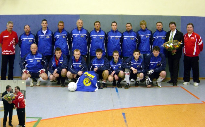 &Uuml;bergabe der Regenjacken